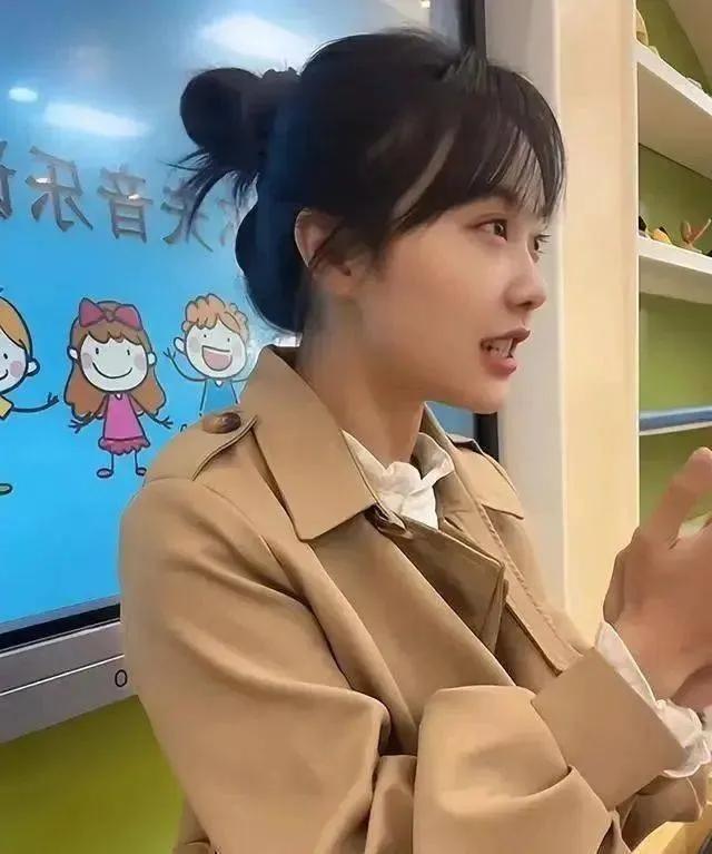 “挖呀挖”黄老师现身小杨哥直播间，颜值挺高恐转行当主播赚大钱-小杨老师的搞笑片