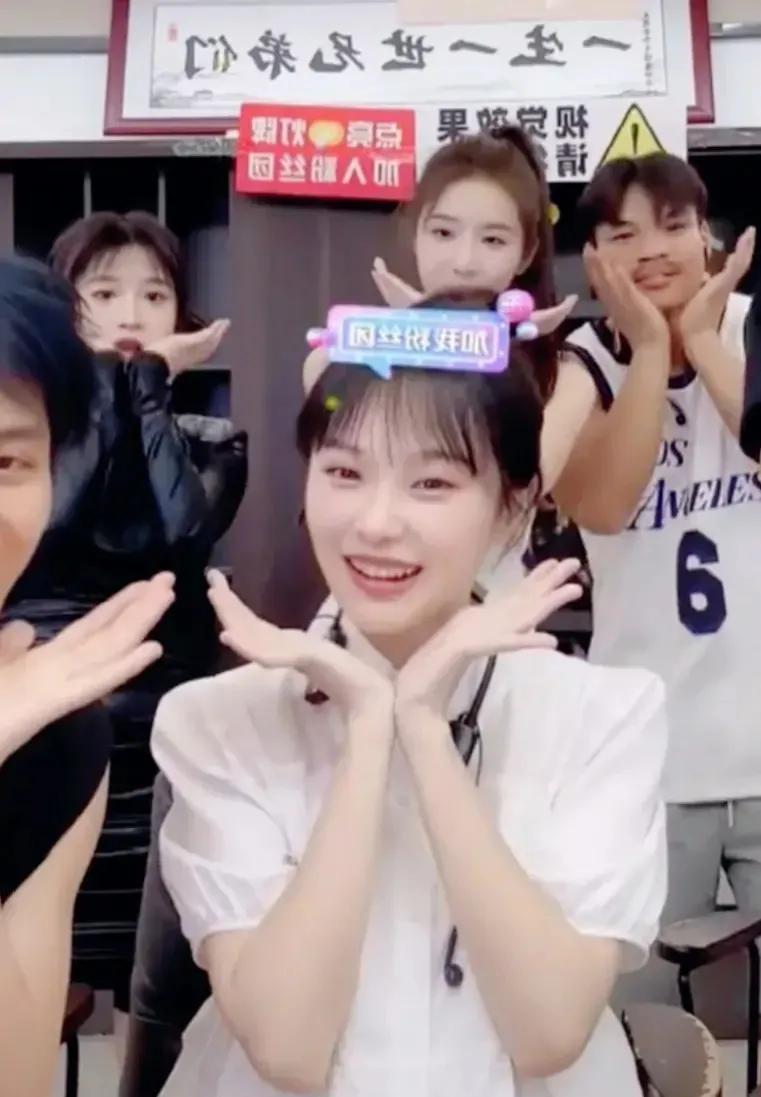 “挖呀挖”黄老师现身小杨哥直播间，颜值挺高恐转行当主播赚大钱-小杨老师的搞笑片