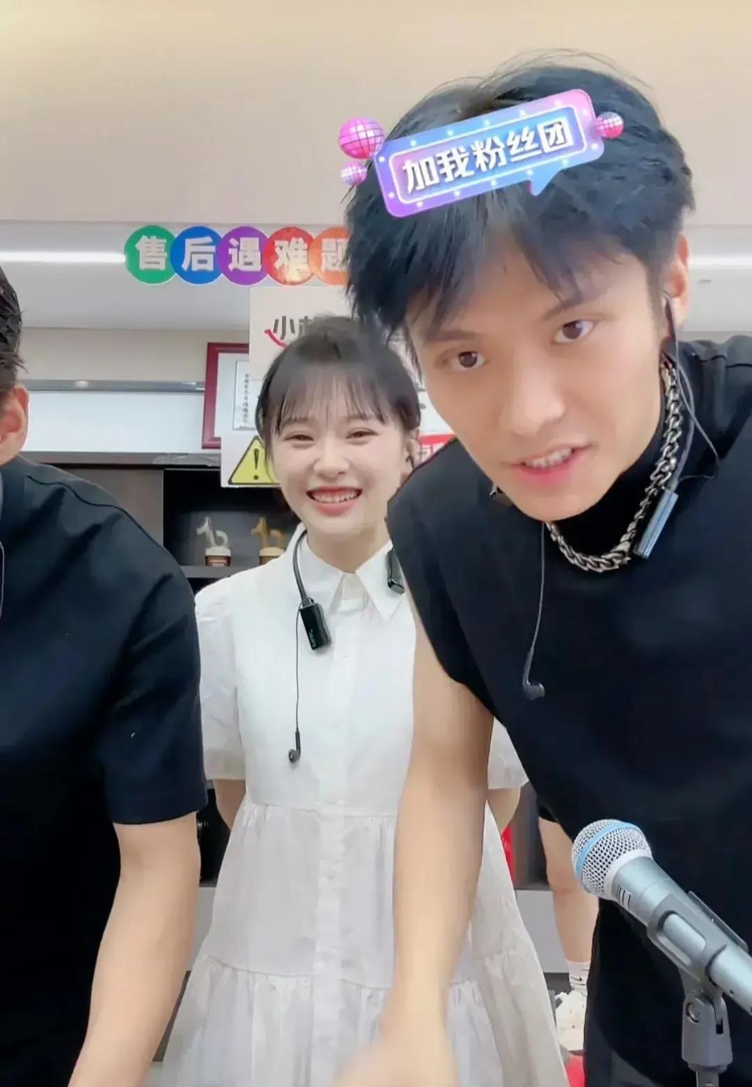 “挖呀挖”黄老师现身小杨哥直播间，颜值挺高恐转行当主播赚大钱-小杨老师的搞笑片