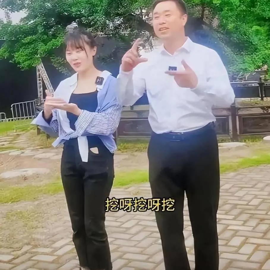 “挖呀挖”黄老师现身小杨哥直播间，颜值挺高恐转行当主播赚大钱-小杨老师的搞笑片