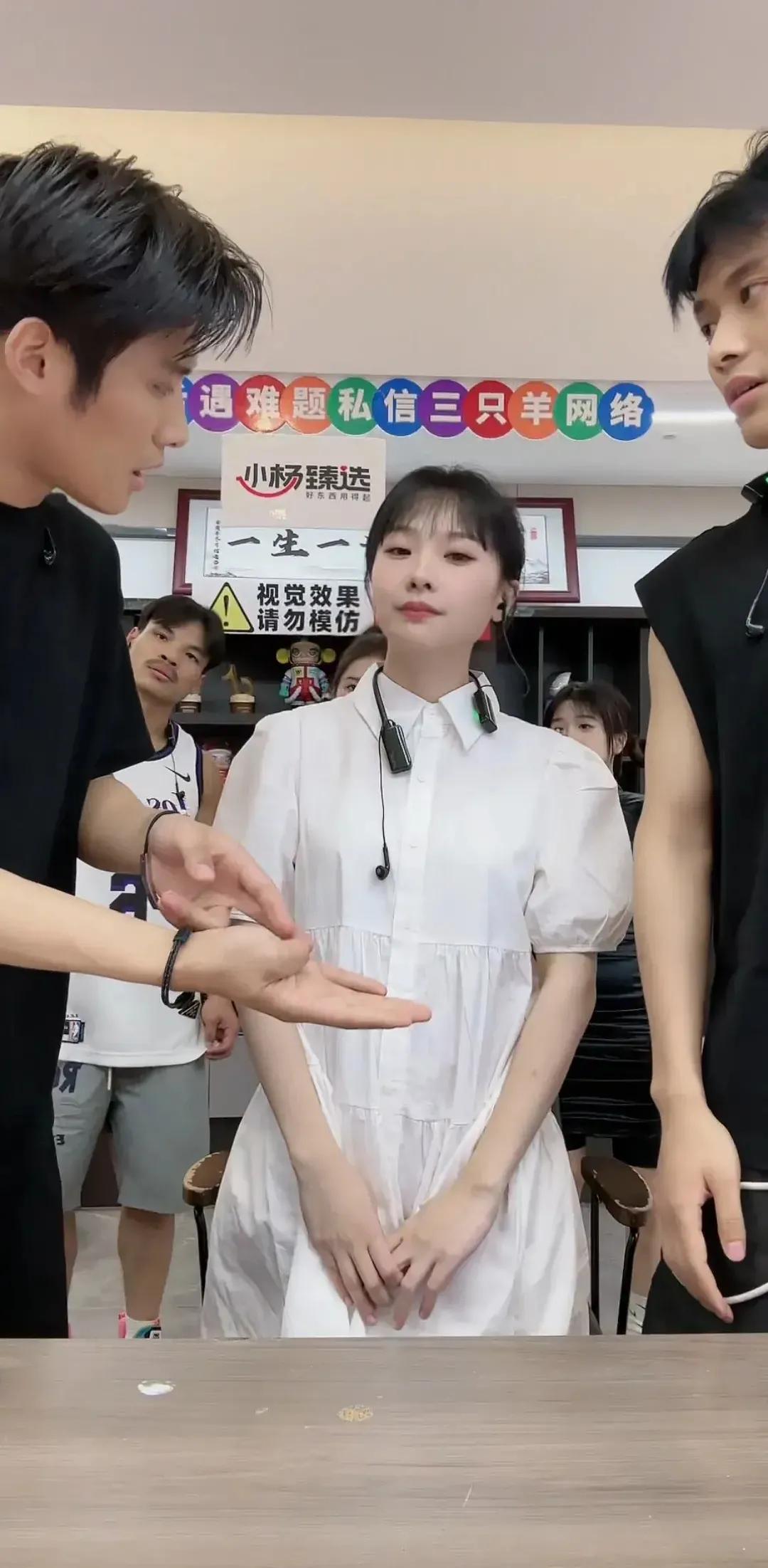 “挖呀挖”黄老师现身小杨哥直播间，颜值挺高恐转行当主播赚大钱-小杨老师的搞笑片