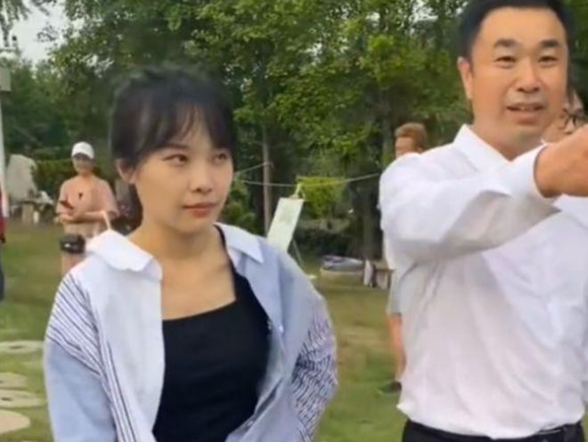 “挖呀挖”黄老师要开始转型了，不甘心做一个昙花一现的小网红-黄老师全名叫什么 在花园里挖呀挖