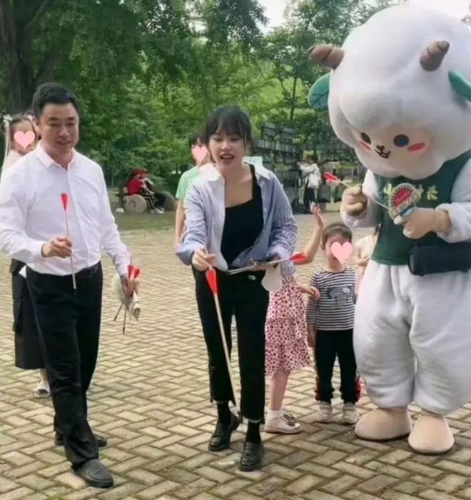 “挖呀挖”黄老师要开始转型了，不甘心做一个昙花一现的小网红-黄老师全名叫什么 在花园里挖呀挖