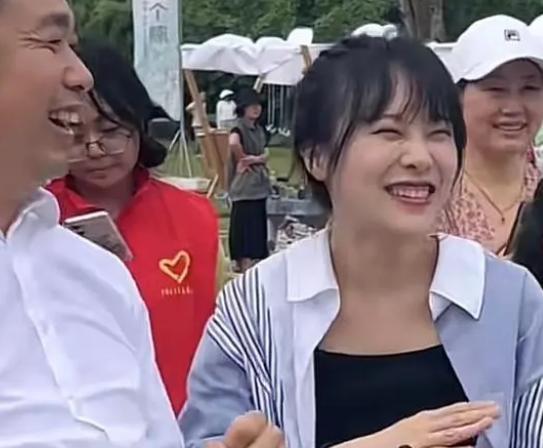 “挖呀挖”黄老师开始转型，出席公益活动被指陪笑，文旅局长解围-挖呀挖黄老师开始转型助理