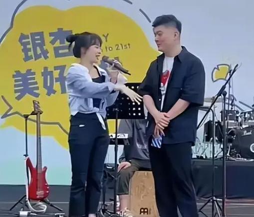 “挖呀挖”黄老师开始转型，出席公益活动被指陪笑，文旅局长解围-挖呀挖黄老师开始转型助理