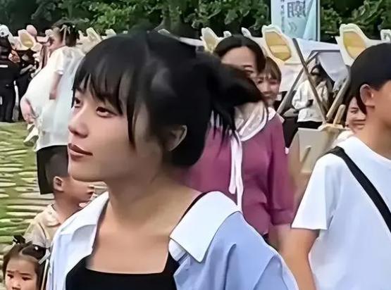 “挖呀挖”黄老师开始转型，出席公益活动被指陪笑，文旅局长解围-挖呀挖黄老师开始转型助理