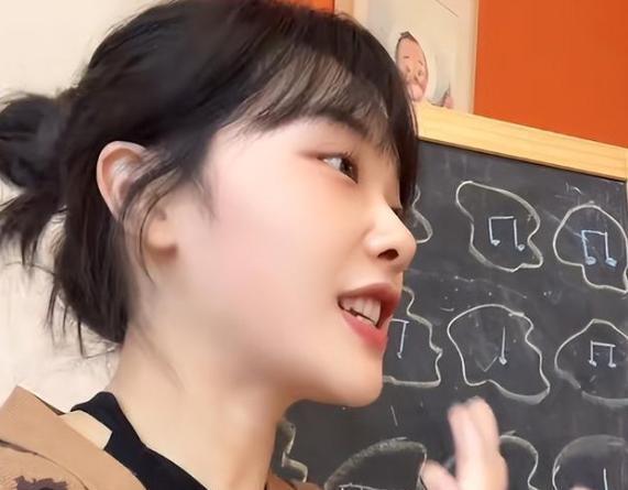 “挖呀挖”黄老师开始转型，出席公益活动被指陪笑，文旅局长解围-挖呀挖黄老师开始转型助理