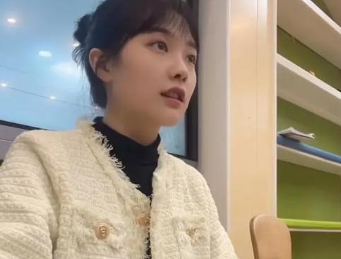 “挖呀挖”黄老师开始转型，出席公益活动被指陪笑，文旅局长解围-挖呀挖黄老师开始转型助理