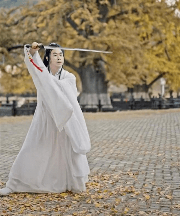 “挖呀挖”黄老师开始转型：素颜遭吐槽 “丑”局长解围-黄老师什么意思