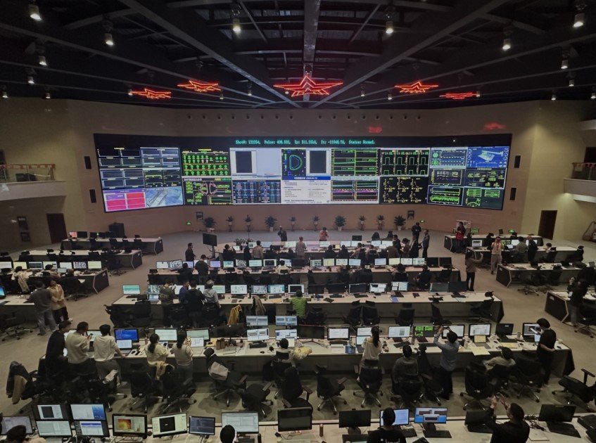 新世界纪录！从跟跑并跑到部分领跑，中国“人造太阳”是如何做到的（太阳曾经死了一次）