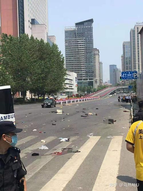 因投资失败，男子开宝马车撞死5人后弃车逃跑！法院：判死刑（男子开宝马撞人案宣判结果如何处理）