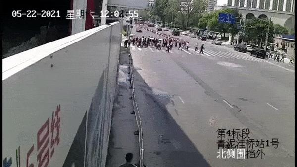 死刑！大连男子开宝马闹市区撞死5人，监控视频公开！遇难家属的一句话太戳心了......（大连宝马开车撞人视频）