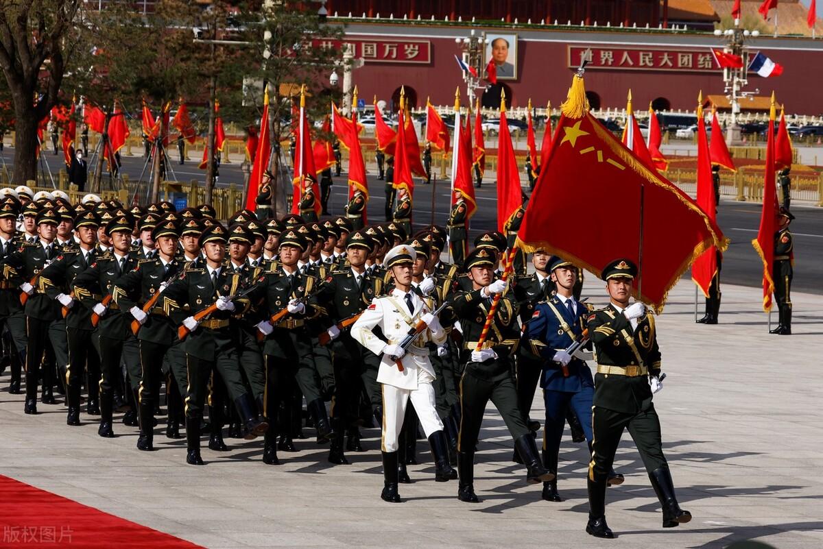 马克龙访华红旗被专车接送，法国记者围观质疑!-马克龙接受采访是哪一年