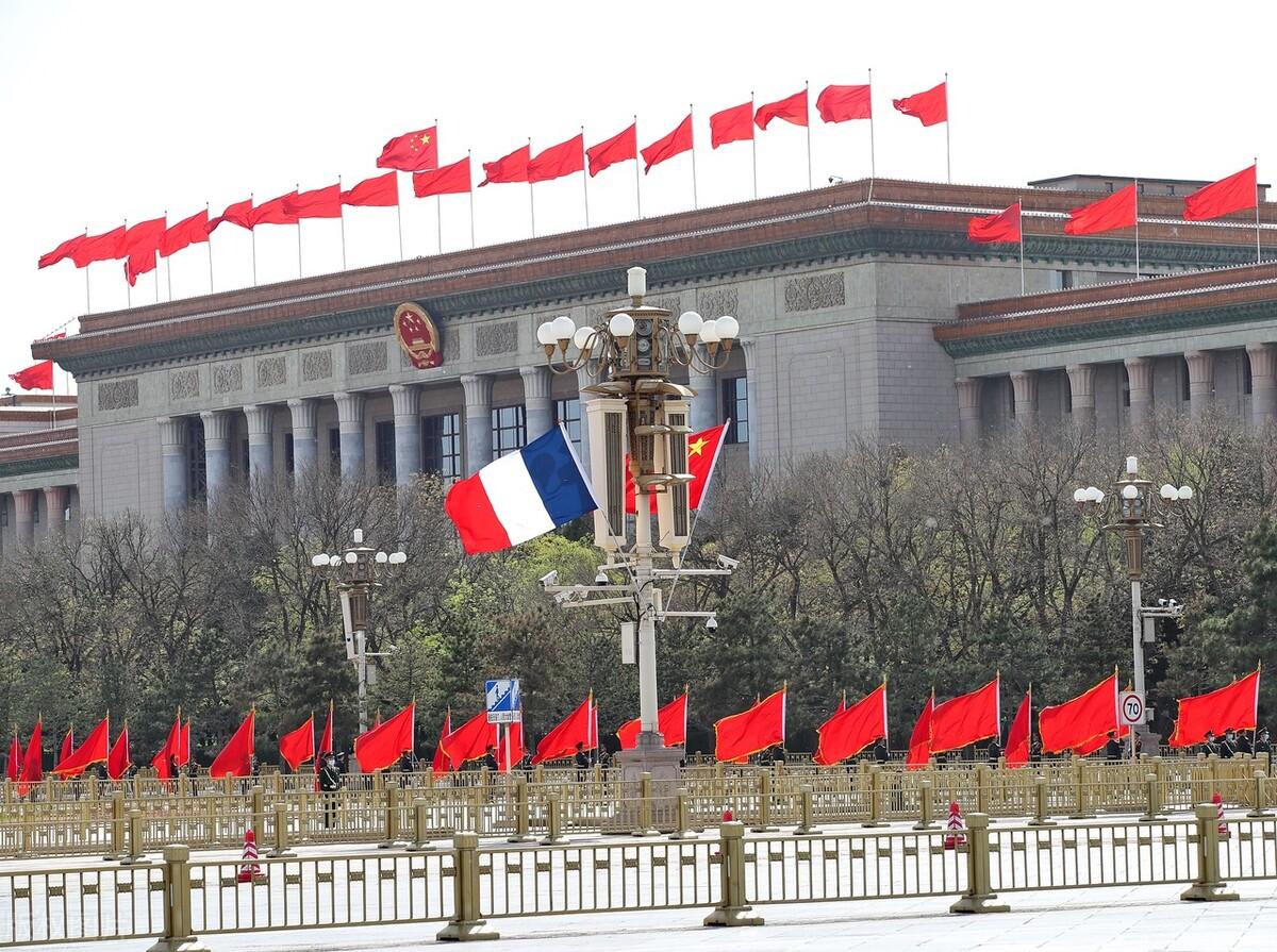 马克龙访华红旗被专车接送，法国记者围观质疑!-马克龙接受采访是哪一年