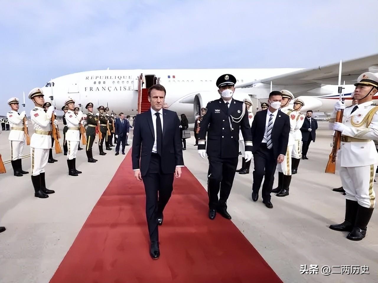 法国记者直呼震撼，欢迎马克龙的中国仪仗队真是威武霸气