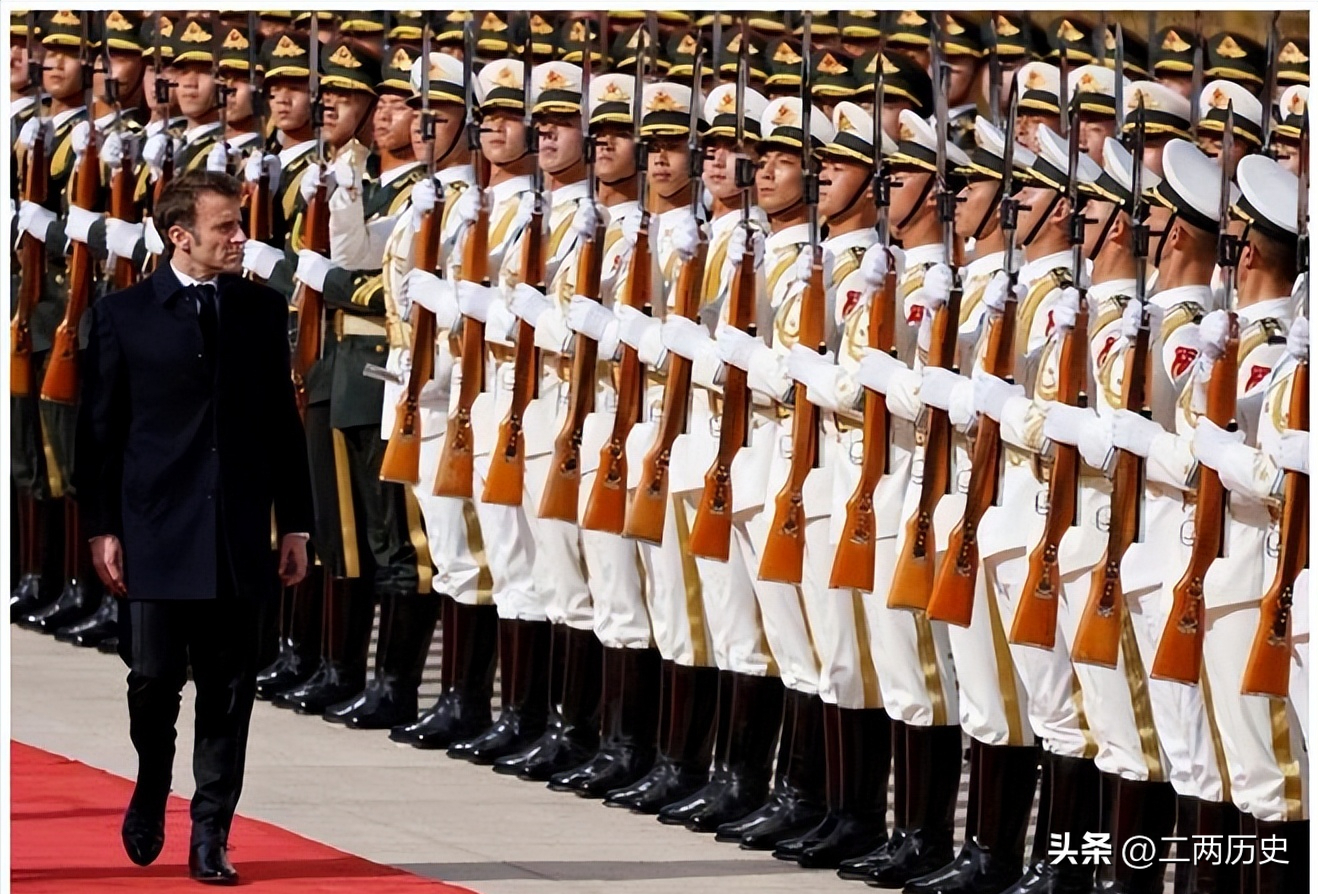 法国记者直呼震撼，欢迎马克龙的中国仪仗队真是威武霸气