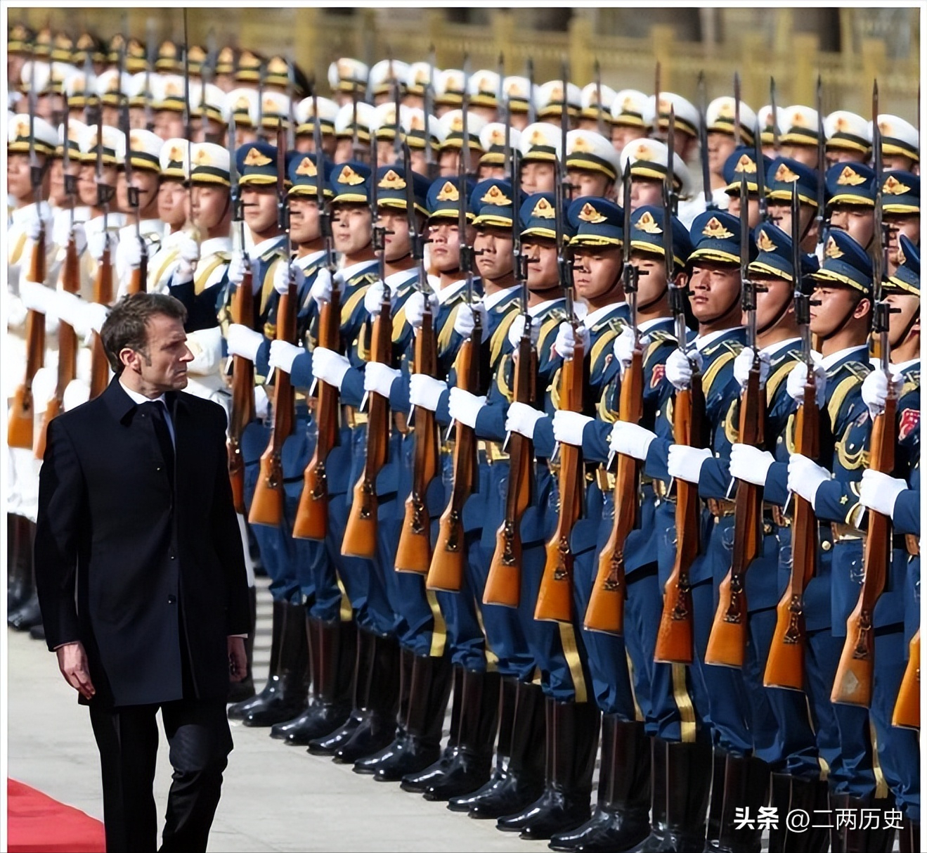 法国记者直呼震撼，欢迎马克龙的中国仪仗队真是威武霸气
