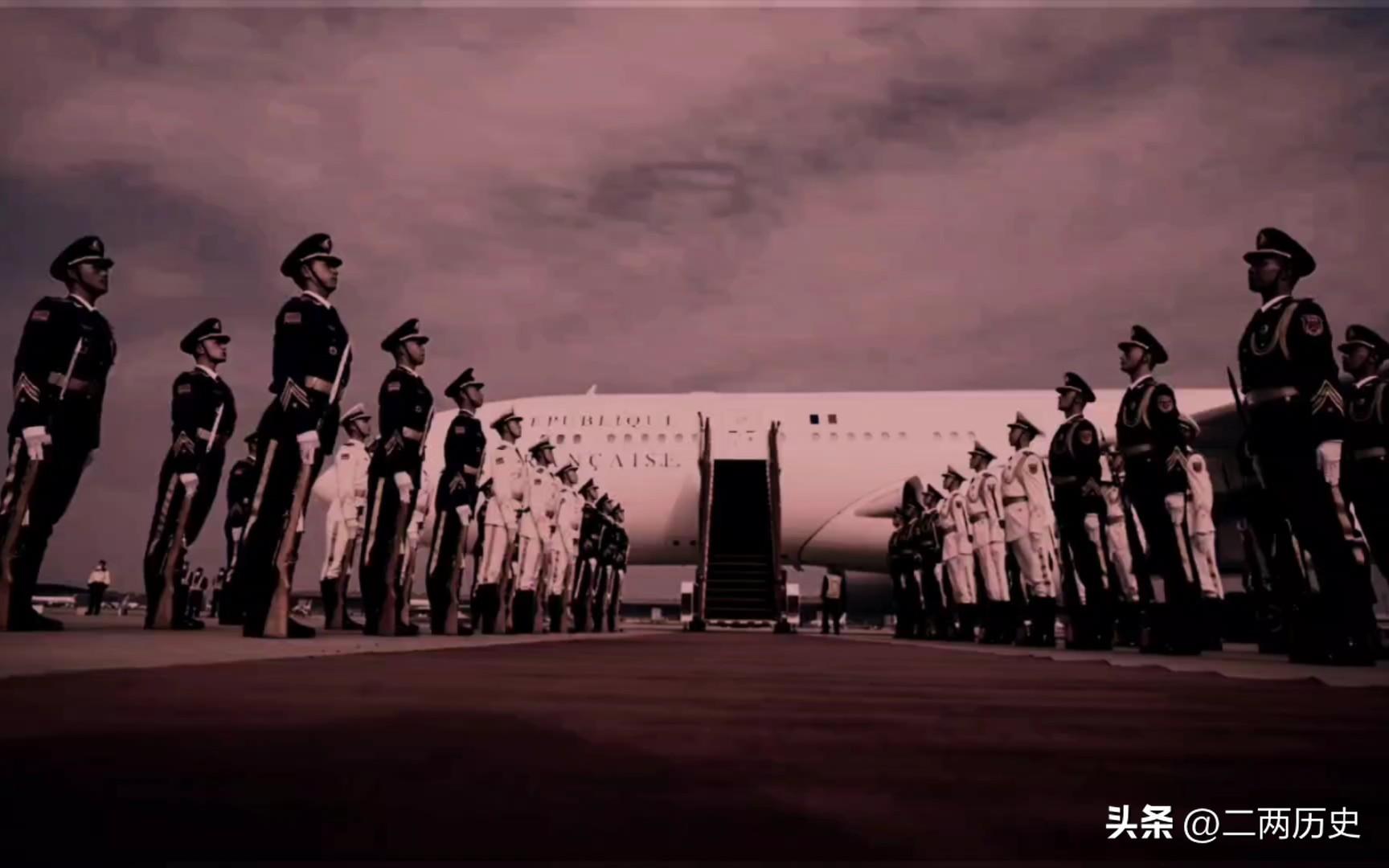 法国记者直呼震撼，欢迎马克龙的中国仪仗队真是威武霸气