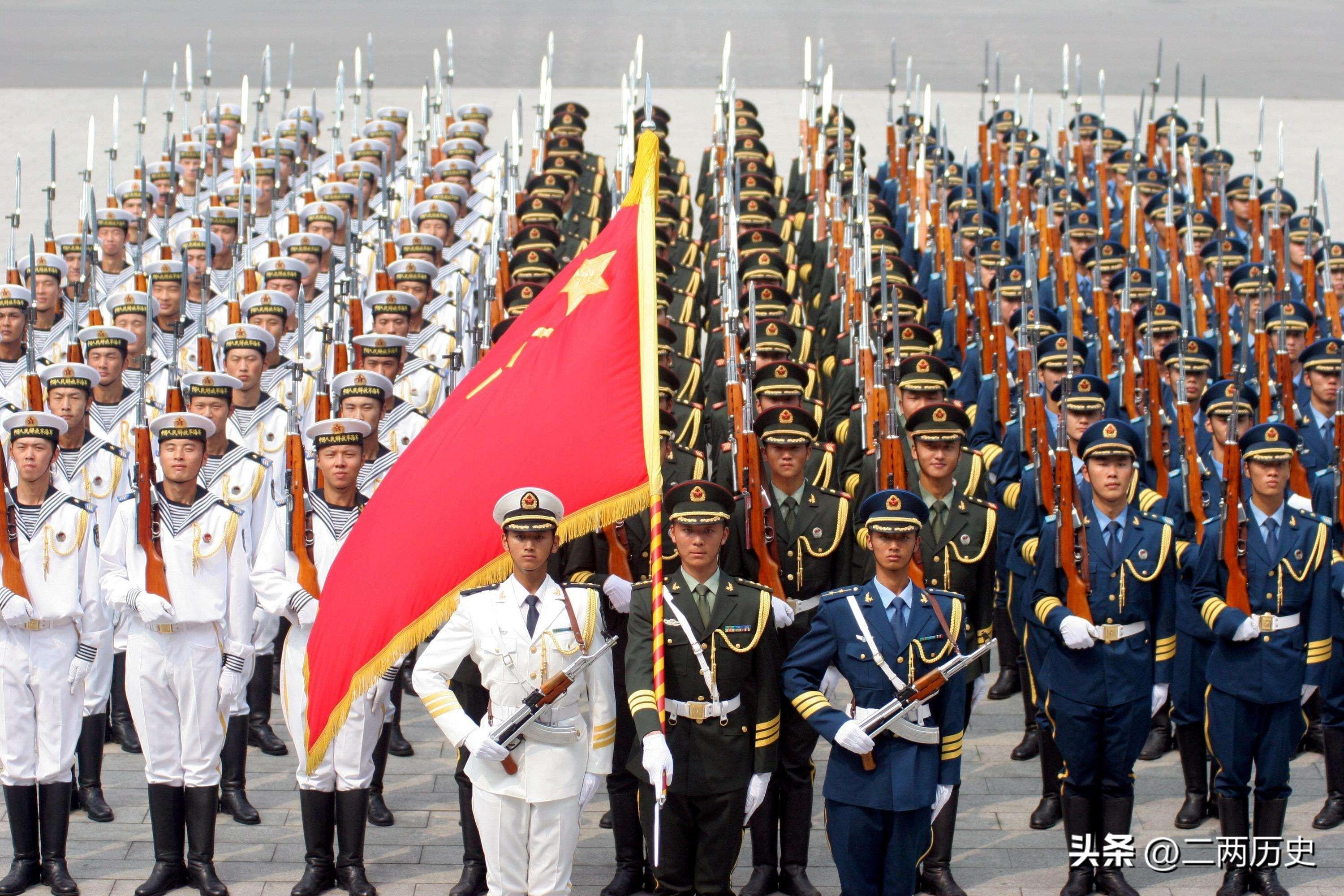 法国记者直呼震撼，欢迎马克龙的中国仪仗队真是威武霸气