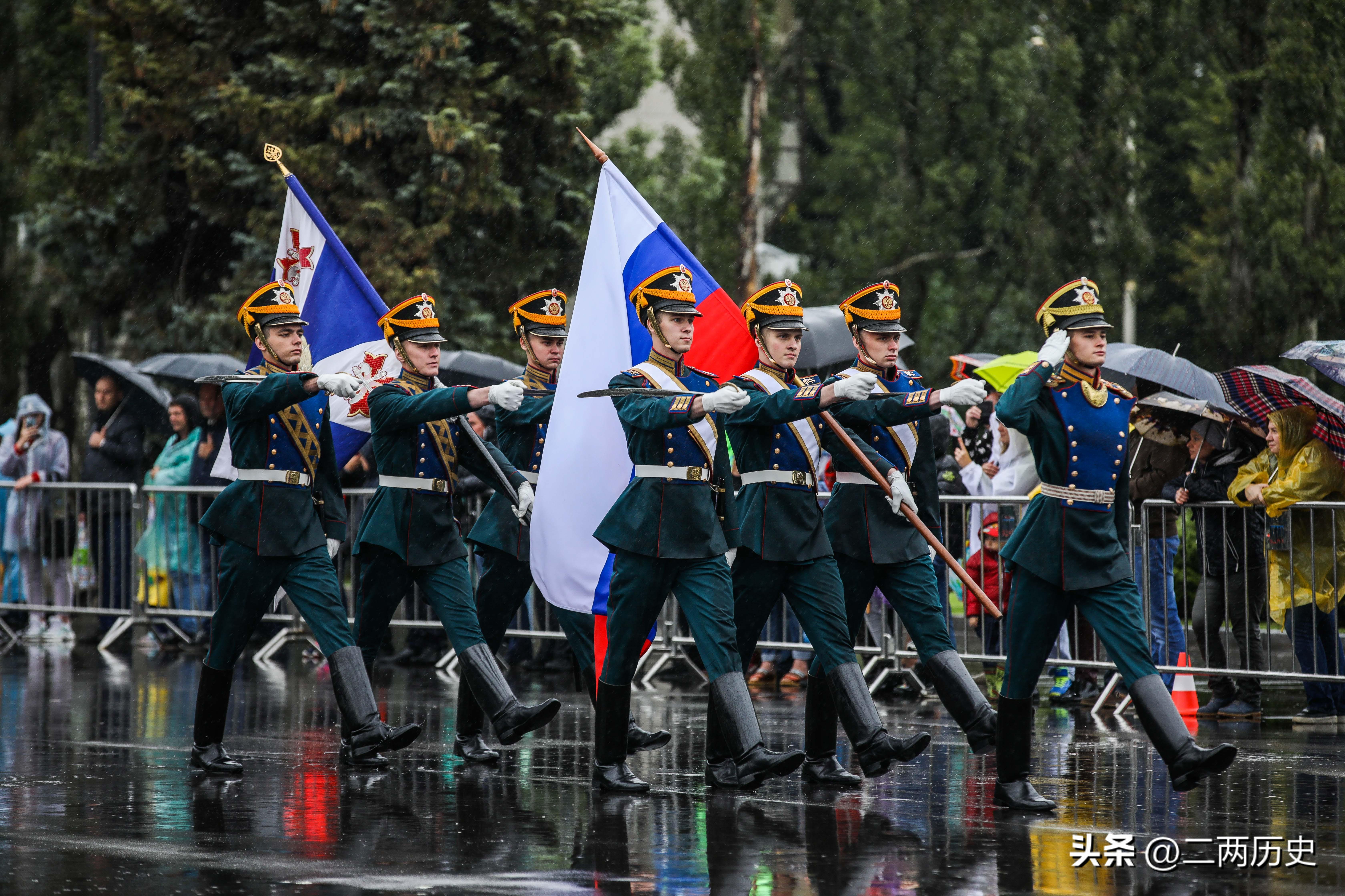 法国记者直呼震撼，欢迎马克龙的中国仪仗队真是威武霸气
