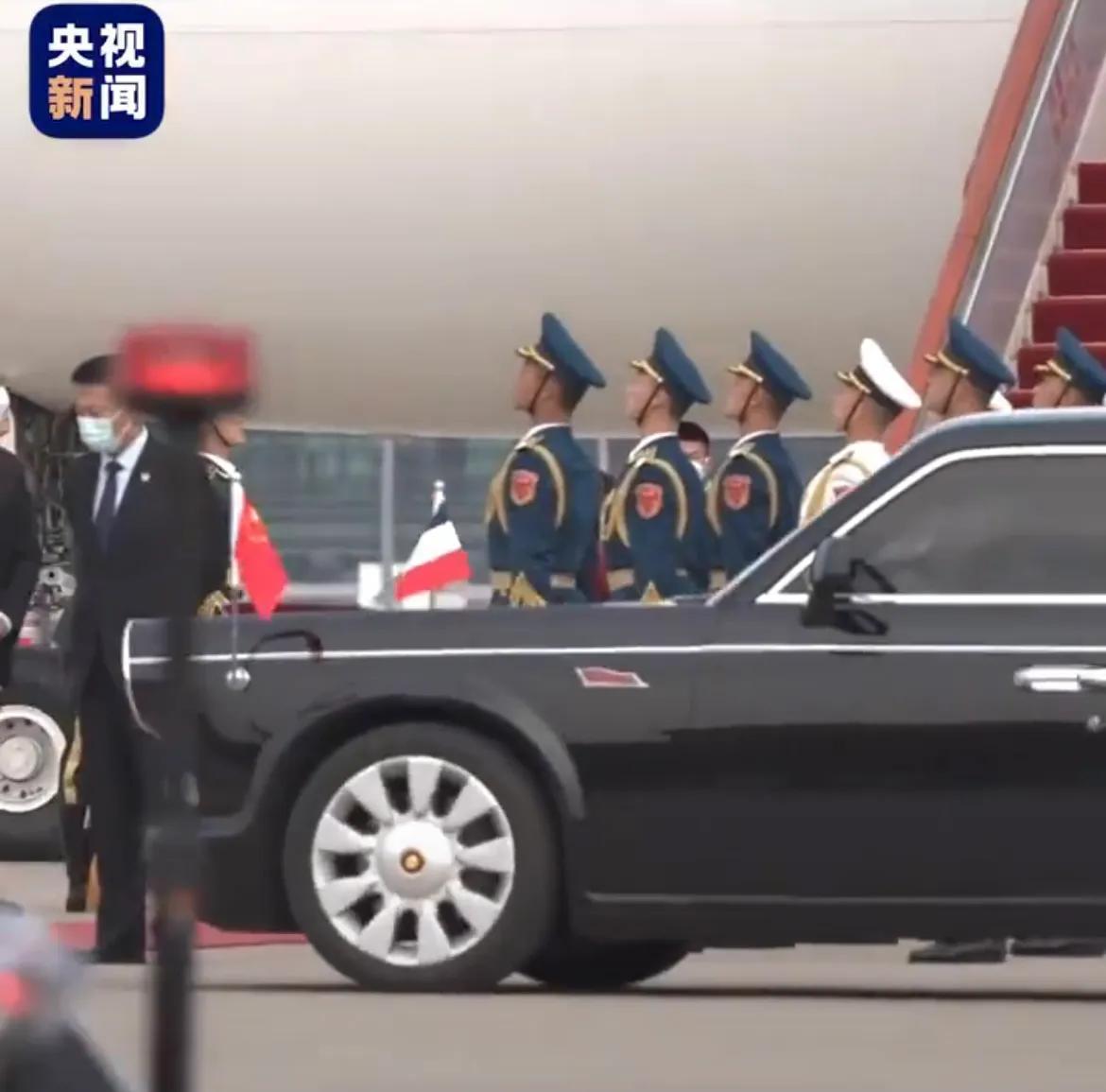 法国记者在机场目睹红旗车，感叹其庄重美丽-法国机场事件真相