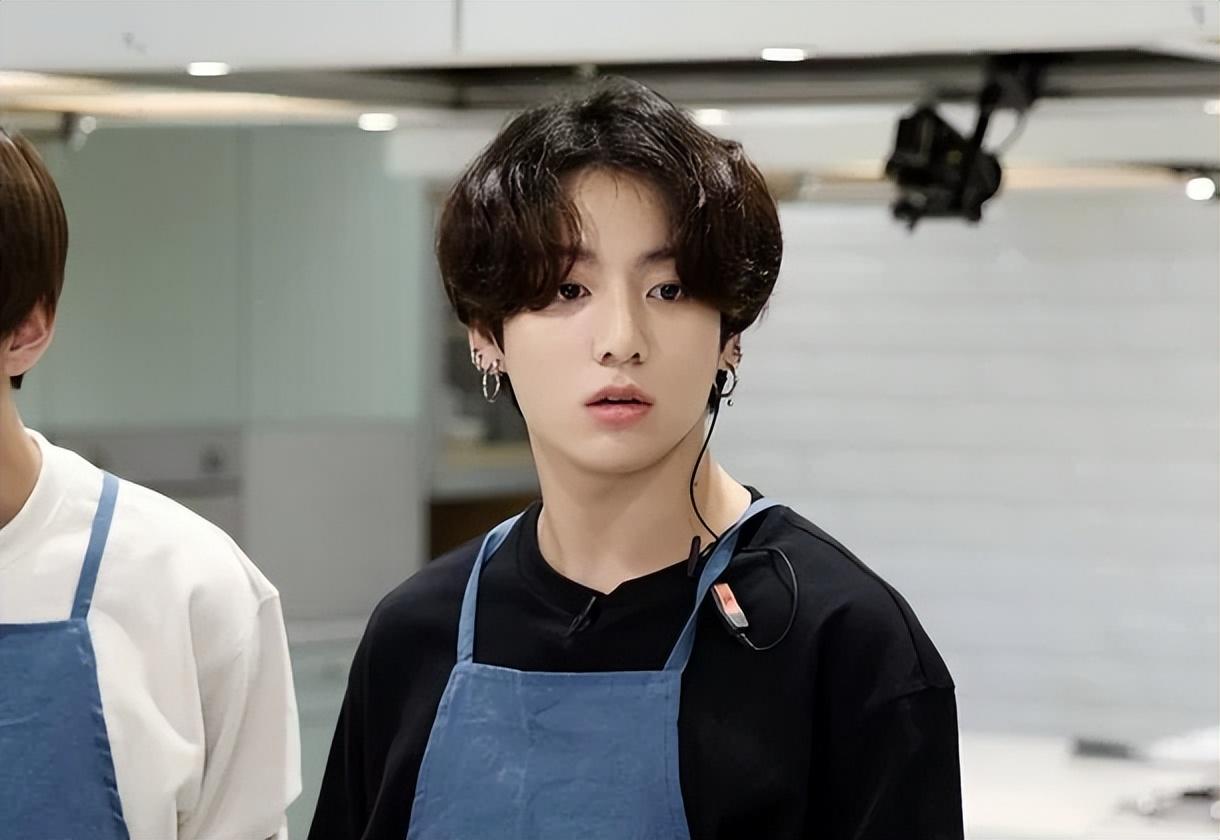 BTS junkook展示自己烹饪的五花肉片，收到粉丝追捧-blackpink里的五花肉cp是谁