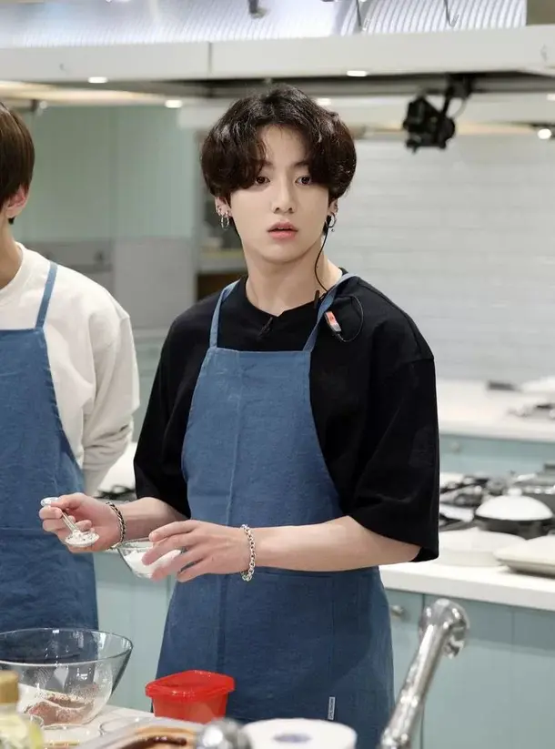 BTS junkook展示自己烹饪的五花肉片，收到粉丝追捧-blackpink里的五花肉cp是谁