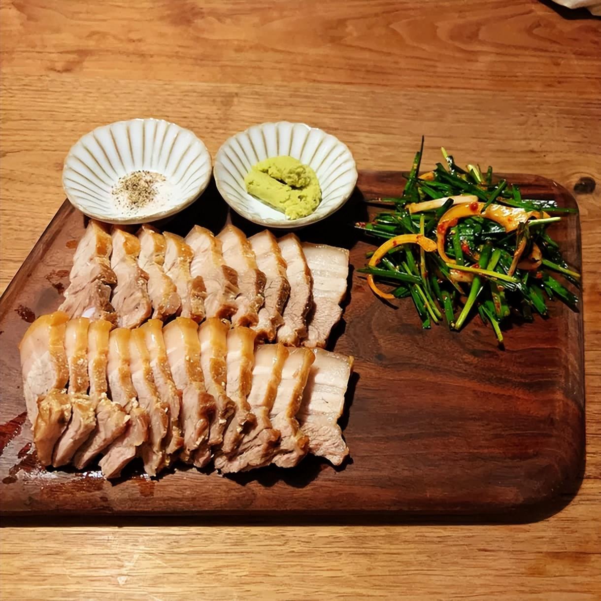 BTS junkook展示自己烹饪的五花肉片，收到粉丝追捧-blackpink里的五花肉cp是谁