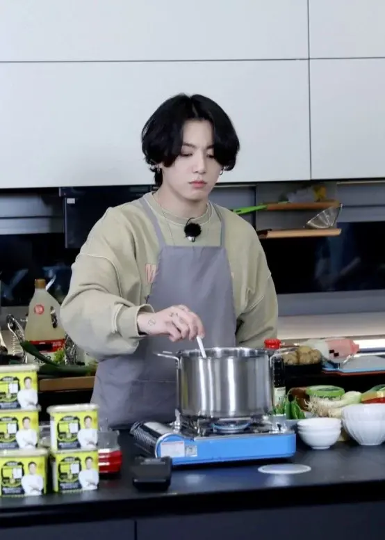 BTS junkook展示自己烹饪的五花肉片，收到粉丝追捧-blackpink里的五花肉cp是谁