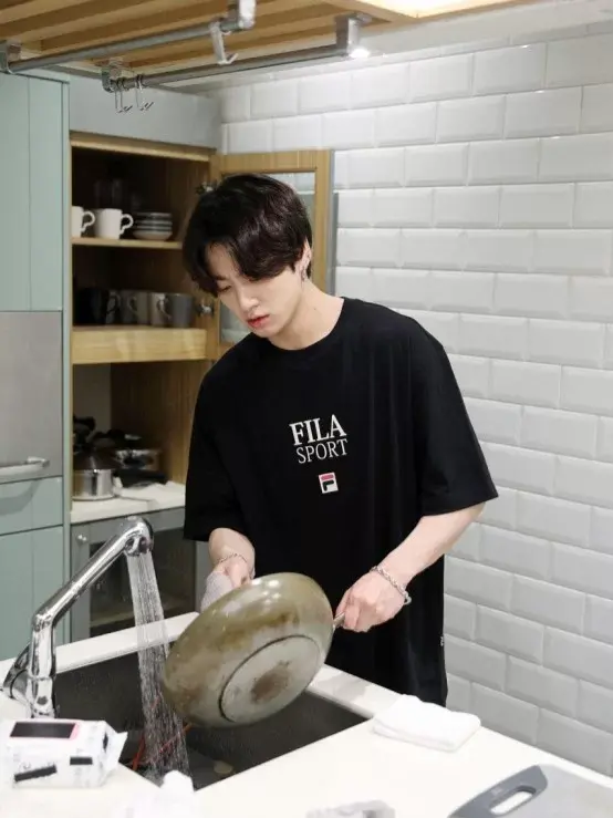 BTS junkook展示自己烹饪的五花肉片，收到粉丝追捧-blackpink里的五花肉cp是谁