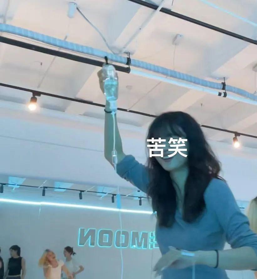 深夜举吊瓶赶上海地铁的女生，被指责传播病毒？本人回应→（上海地铁女子晕倒）