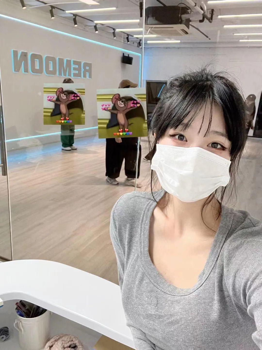 深夜举吊瓶赶上海地铁的女生，被指责传播病毒？本人回应→（上海地铁女子晕倒）