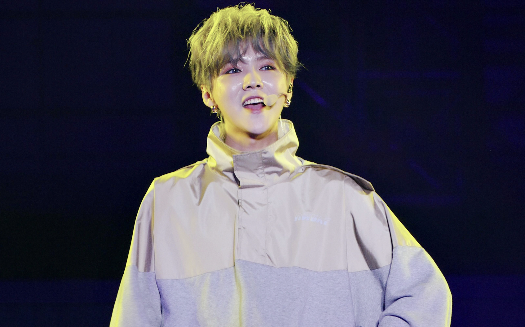 鹿晗兑现三年前的承诺，医护粉丝感动落泪，网友：真偶像！-鹿晗给医护人员送礼物