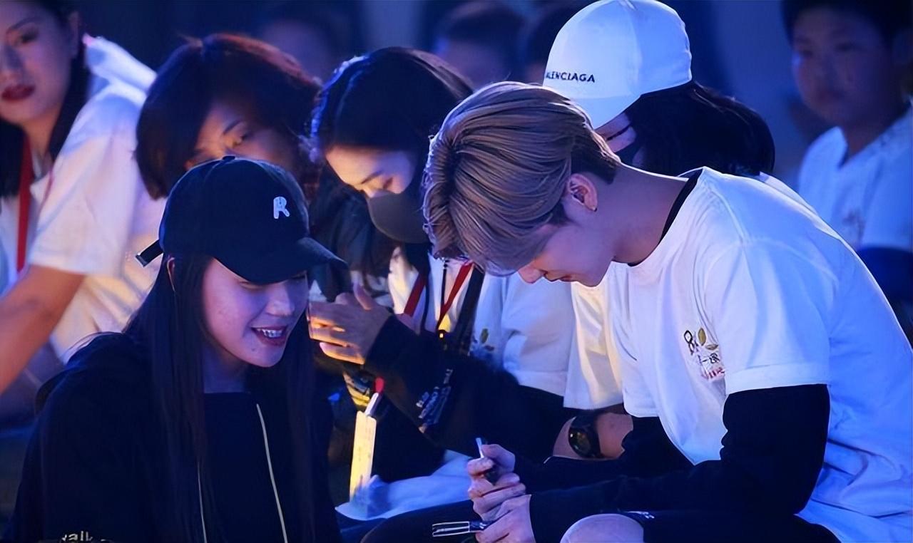 鹿晗兑现三年前承诺：’“来看我演唱会吧，我请你。” 他一直记得 ​​​-我想看鹿晗吧