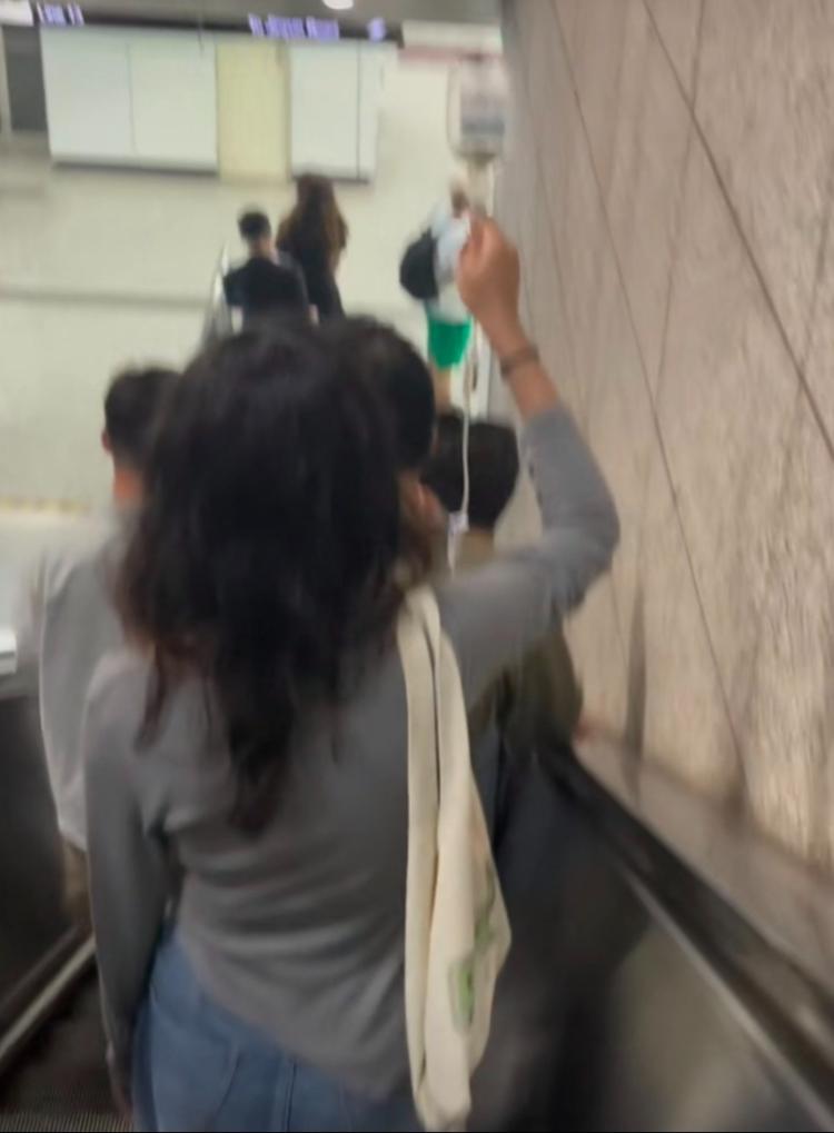 对话“深夜举吊瓶赶地铁”的女生：生活有辛没有苦（夜晚举酒杯的手势图片）