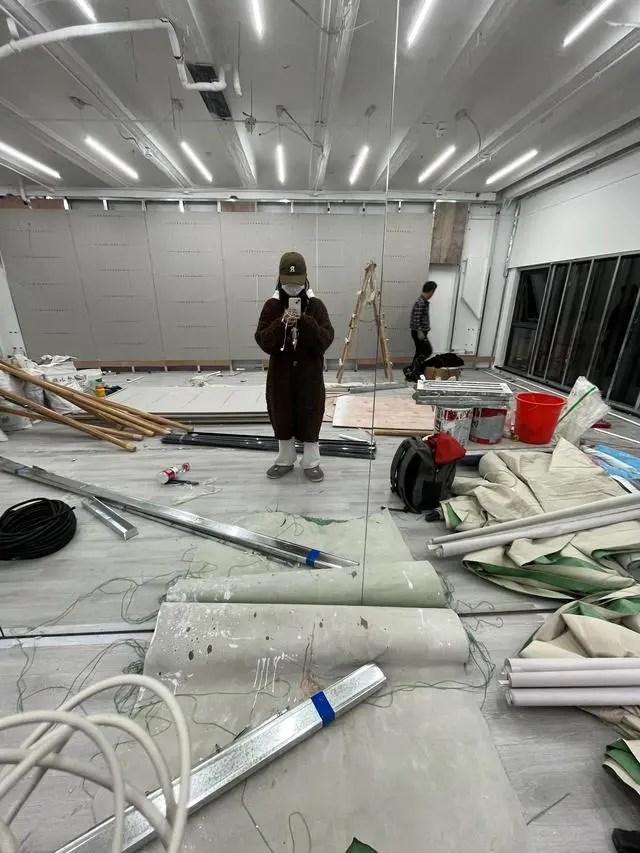 对话“深夜举吊瓶赶地铁”的女生：生活有辛没有苦（夜晚举酒杯的手势图片）