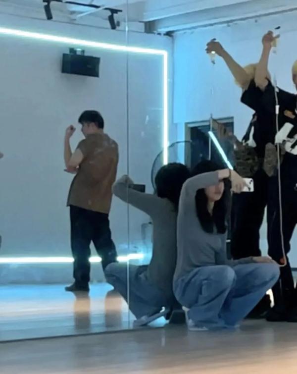 上海一女子边赶地铁边输液，网友：别学，有风险！（上海地铁打耳光事件真相是真的吗）