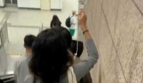 女生举吊瓶赶地铁被指“放毒”？本人回应（地铁拖拽女子事件）