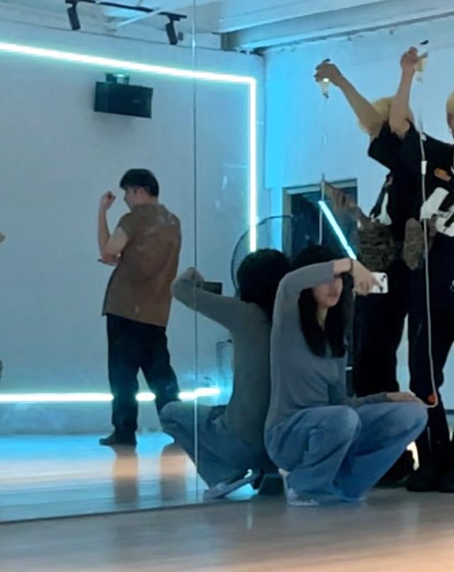 深夜举吊瓶赶地铁的女生发声：不想浪费钱打车，行为不妥勿模仿00:17（女性尿急憋不住尿裤子）