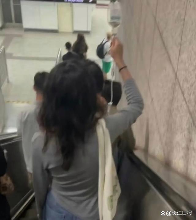 对话深夜举吊瓶赶地铁女生：不需要同情00:21（深夜谈话英文）