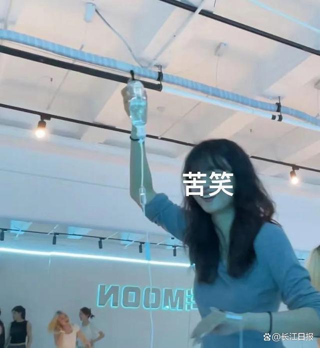 对话深夜举吊瓶赶地铁女生：不需要同情00:21（深夜谈话英文）