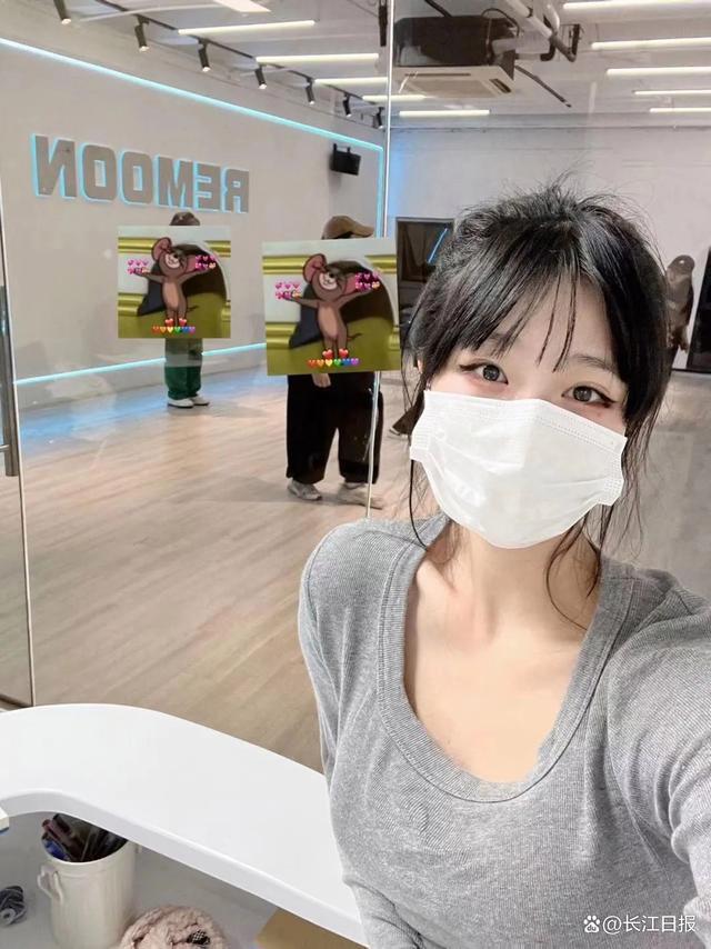 对话深夜举吊瓶赶地铁女生：不需要同情00:21（深夜谈话英文）