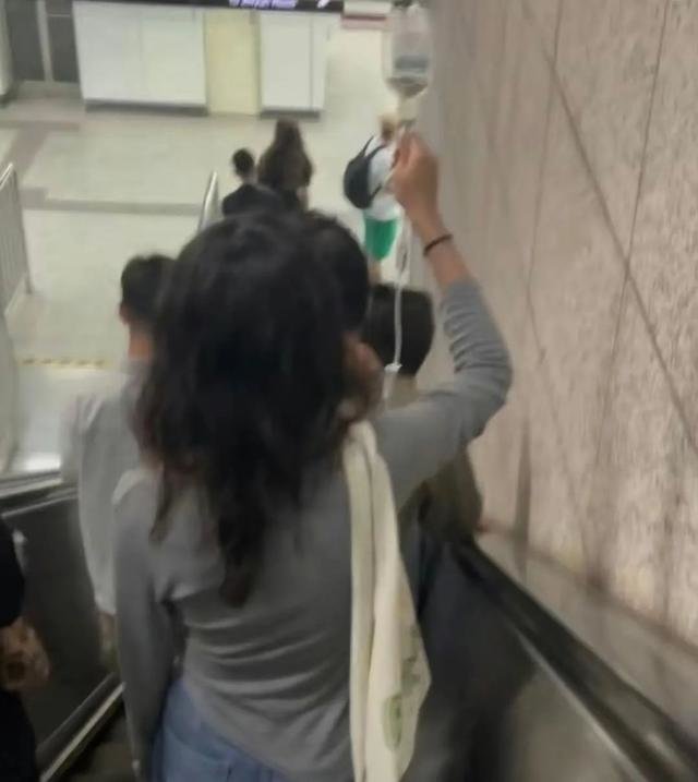 深夜举吊瓶赶上海地铁的女生，被指责传播病毒？本人回应（上海地铁吐痰男子）