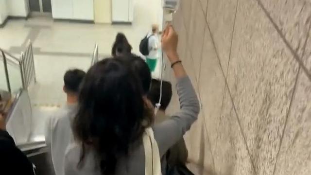 有人质疑是剧本，深夜举吊瓶赶地铁的女生发声从事过医护工作（有人剧本吗 什么意思）