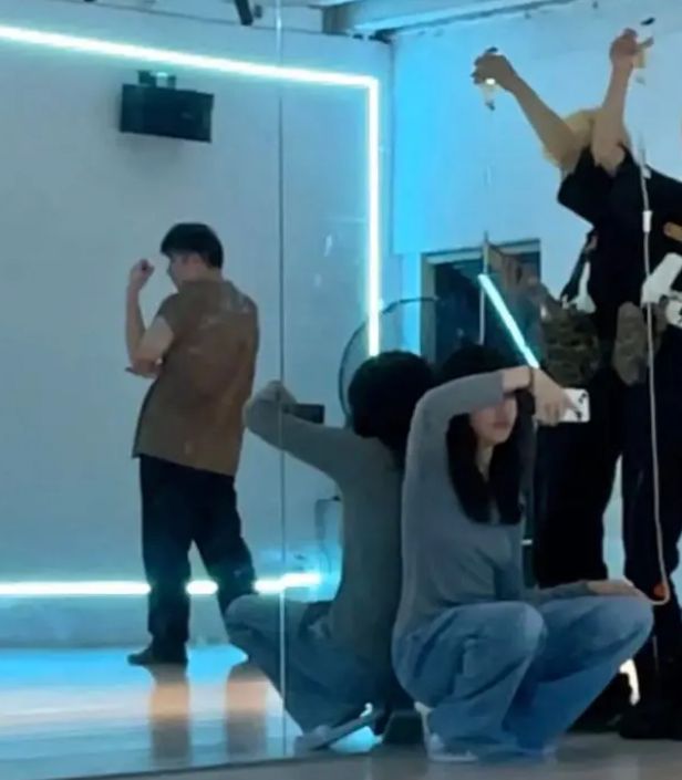 有人质疑是剧本，深夜举吊瓶赶地铁的女生发声从事过医护工作（有人剧本吗 什么意思）