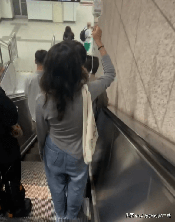 中听 | 女生深夜举吊瓶赶地铁，有“心酸”也有错误示范（我要听女生的声音）