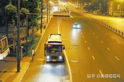 女大学生坐反公交车报警, 哭的稀里哗啦称快20了, 有人叫巨婴（女孩上学遭公交车碾压是什么节目）