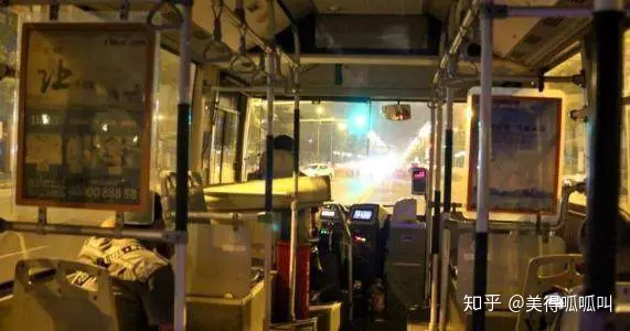 女大学生坐反公交车报警, 哭的稀里哗啦称快20了, 有人叫巨婴（女孩上学遭公交车碾压是什么节目）