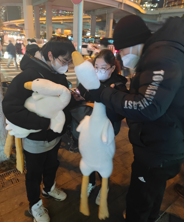 多个地铁站外有人“扫码送大鹅”，市民：这是啥套路？-地铁扫码的人很挣钱吗