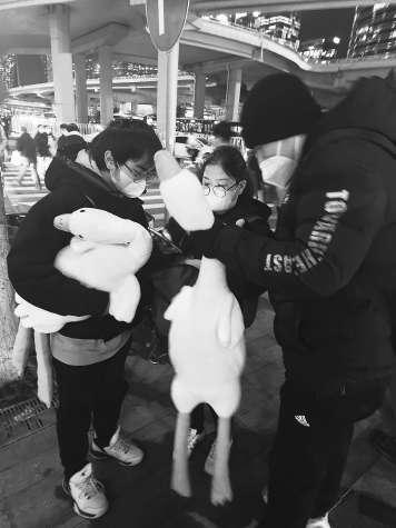 北京多个地铁口有人扫码送“大鹅”？能要吗？-北京地铁网站招聘